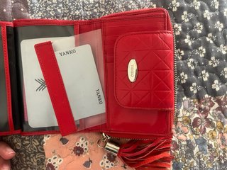 Cartera de piel roja con borla