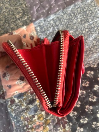 Cartera de piel roja con borla
