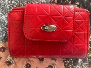 Cartera de piel roja con borla