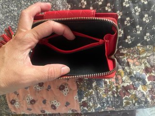 Cartera de piel roja con borla