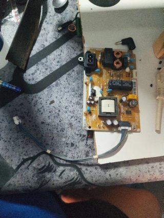 Placa base LG 32LQ570B6LA Y otros componentes