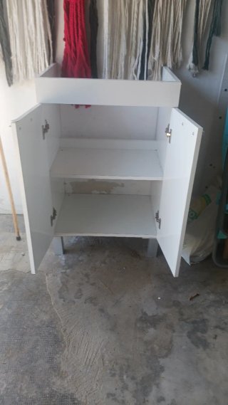 Mueble de baño blanco con patas 80x50x39