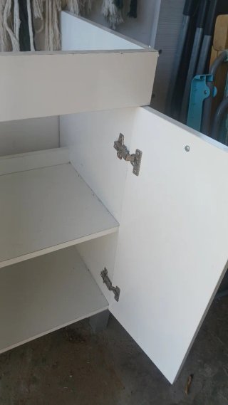 Mueble de baño blanco con patas 80x50x39