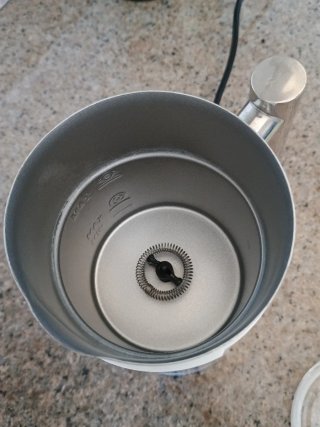 Espumador de leche blanco