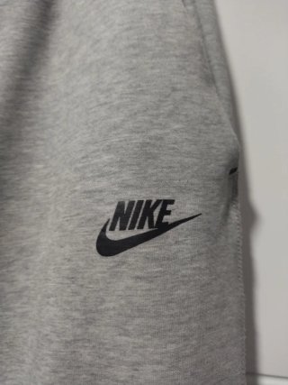 Pantalón Nike Tech Gris. De mujer