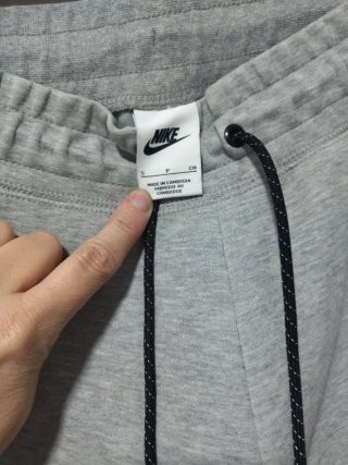 Pantalón Nike Tech Gris. De mujer