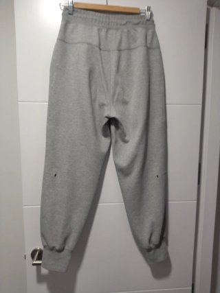 Pantalón Nike Tech Gris. De mujer