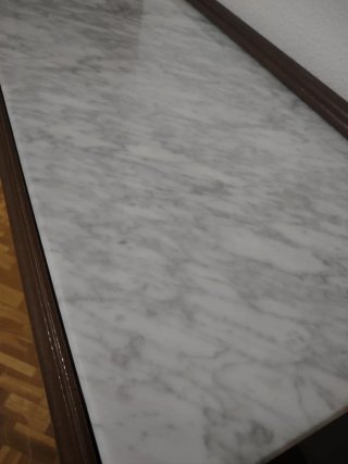 Aparador de madera marrón y mármol