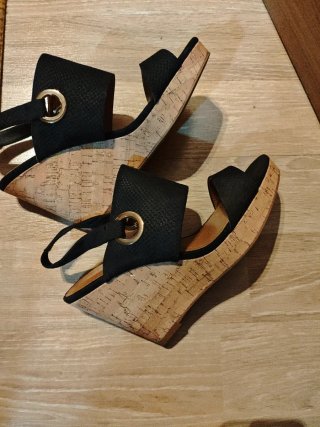 Sandalias negras de cuña