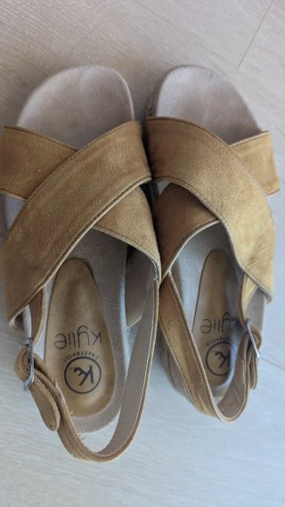 Sandalias cuña mostaza 38