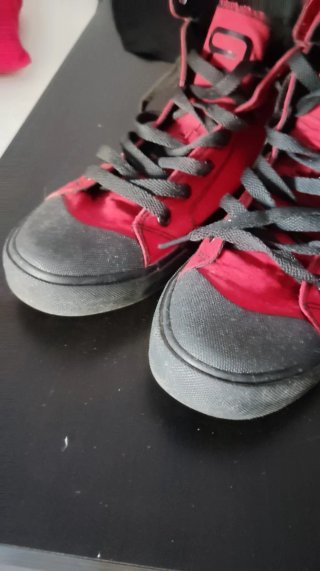 Zapatillas Converse rojas y negras