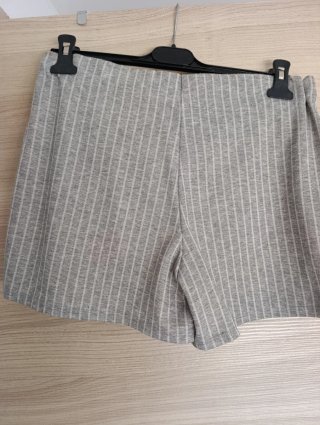 Pantalón falda gris con botones