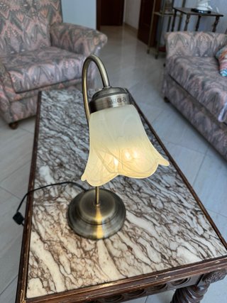 Lámpara de mesa dorada y cristal