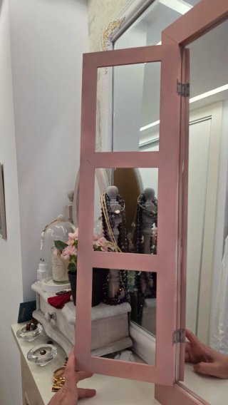 Specchio finestra rosa in legno e vetro