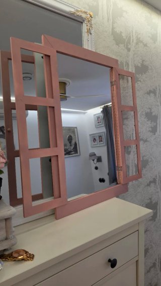 Specchio finestra rosa in legno e vetro