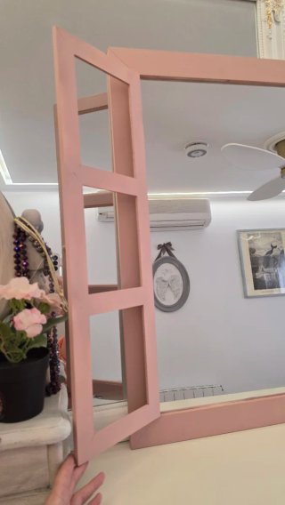 Specchio finestra rosa in legno e vetro