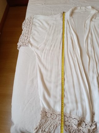 Kimono beige con encaje y flecos