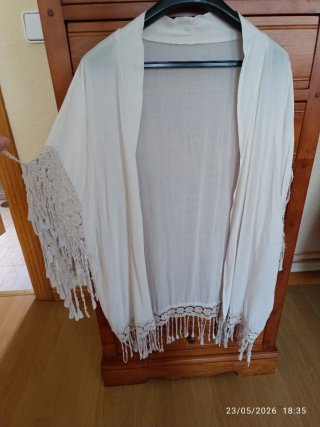 Kimono beige con encaje y flecos