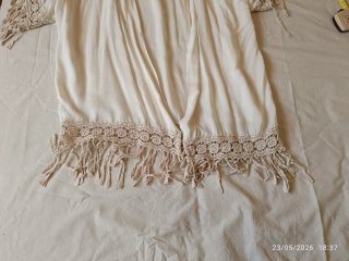 Kimono beige con encaje y flecos