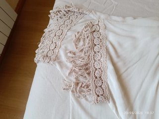 Kimono beige con encaje y flecos