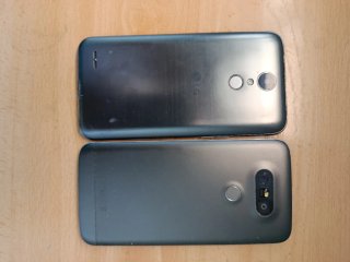 Telefoni cellulari LG grigi e argentati