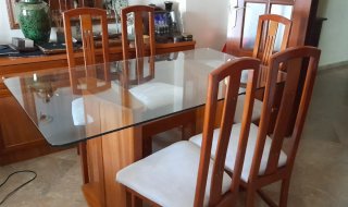 Mesa de comedor de cristal y madera