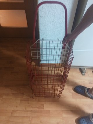 Carro de la compra rojo y blanco