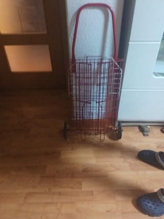 Carro de la compra rojo y blanco