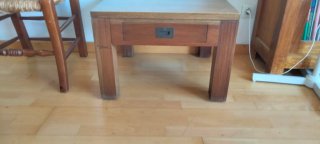 Mesa auxiliar de madera con cajón