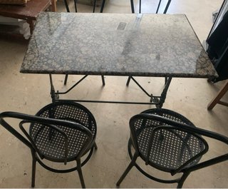 Mesa de granito con 2 sillas de hierro forja