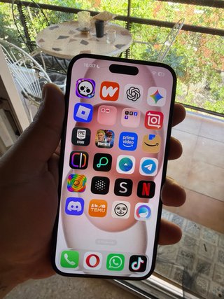 iPhone 15 Plus 256GB con marcas de uso