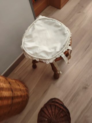 Taburete redondo de mimbre