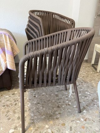 Sillón exterior marrón con cojines