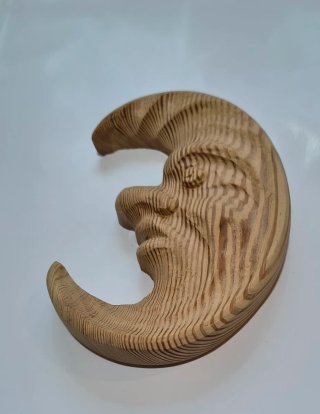 Luna intagliata in legno