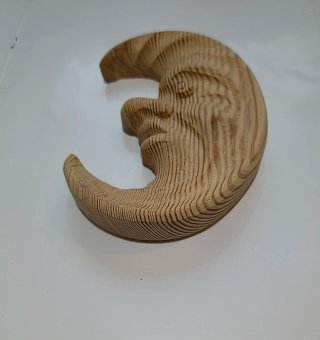 Luna intagliata in legno