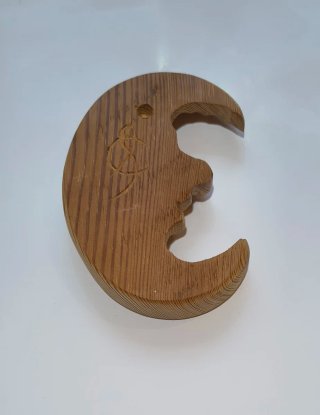 Luna intagliata in legno