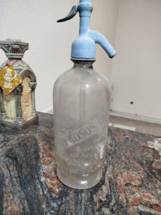 Sifón antiguo vidrio con grifo de plomo espumosos