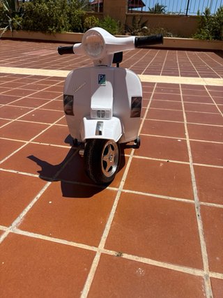 Moto Eléctrica Infantil Vespa Blanca