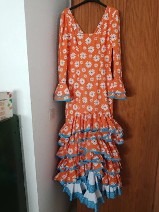 Vestido de flamenca naranja con flores
