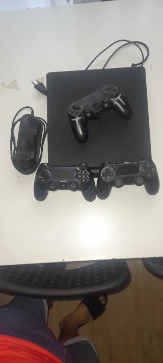 PS4 (PlayStation 4) con 3 mandos uno para piezas
