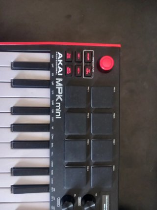 Controlador MIDI Akai MPK mini