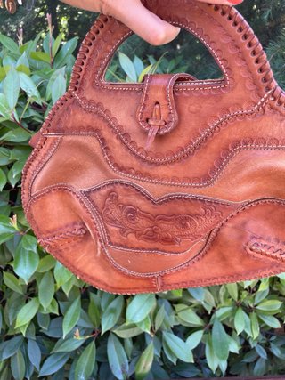Bolso de cuero vintage con flor