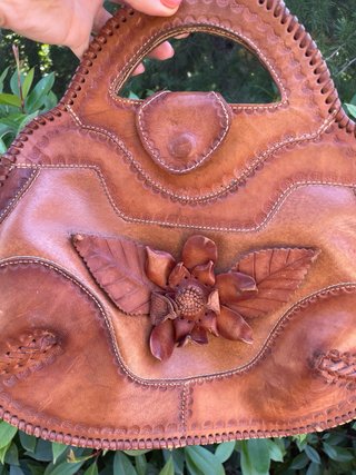 Bolso de cuero vintage con flor