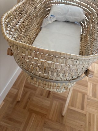 Moisés para bebé de mimbre con soporte