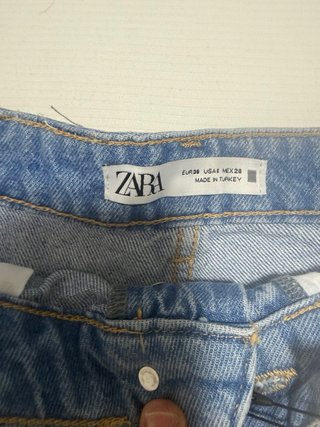 Pantalón corto Zara brillo plateado talla M