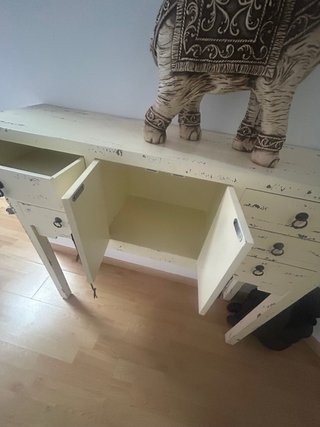 Mueble de entrada blanco y madera