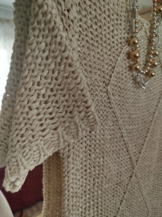 Jersey de punto beige con cuello redondo