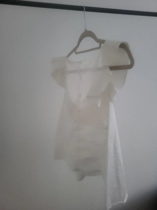 Blusa blanca con volantes