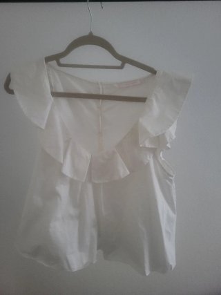 Blusa blanca con volantes