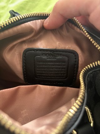 Bolsa Coach Mini Rowan Preta Dourada